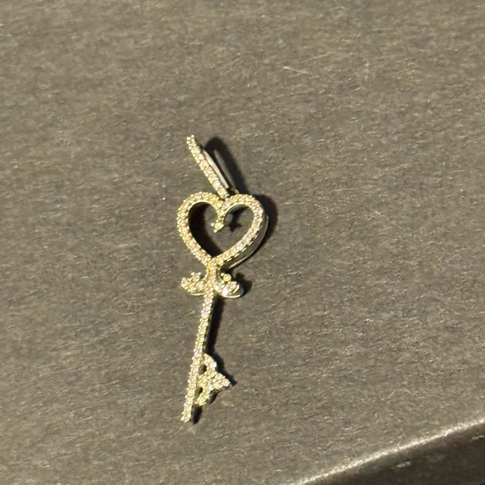 Elegant White Gold Heart & Diamond Key Pendant (10K) - Picture 3 of 5